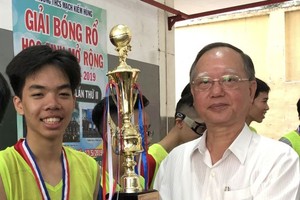 盧耀南理事長頒獎給獲第一名 的新平郡阮嘉韶學校籃球隊。