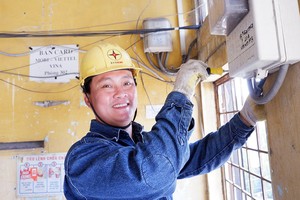 陳明協維修一座老舊公寓內的電力系統。