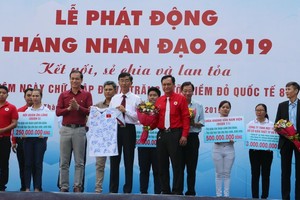 政府總理阮春福捐出的國家足球隊各成員 簽名Ｔ恤籌得 30 億元。