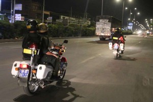 363工作組在夜間騎專用機車巡邏。