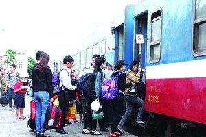 西貢鐵路運輸股份公司：列車票優惠高考入學生。（圖源：交通報）