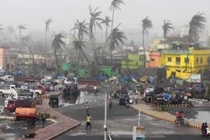 當地時間5月4日，印度東部奧里薩邦街頭仍遭風暴肆掠。（圖源：互聯網）