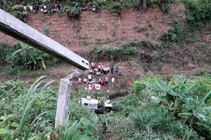 車子墜落約30米的深淵。（圖源：清黎）