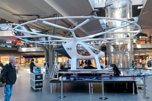 5月12日，德國Volocopter公司在柏林火車總站內展示其推出的“空中計程車”原型機，吸引過往乘客駐足端詳。（圖源：互聯網）