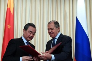 王毅與拉夫羅夫。（圖源：Sputnik）