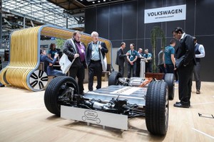 參觀者在漢諾威工博會上觀看大眾公司展區展出的汽車底盤。（圖源：新華社）