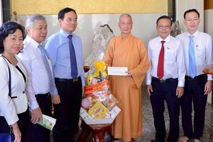 市委常務副書記陳留光（左三）看望並祝賀越南佛教教會第一副法主、市越南佛教教會理事會主任釋智廣和尚。