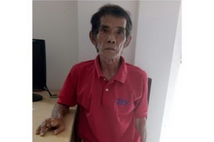 自從滑倒，楊健忠的左腳浮腫，行動困難。