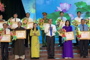 市委書記阮善仁(前右三)向集體、個人模範頒發獎狀。