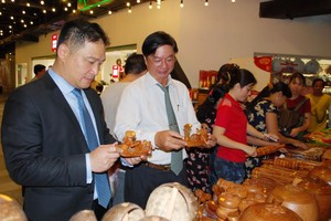 Sunny World 投資與發展股份公司總經理張敬榮(左一)參觀手工藝裝飾品展位。