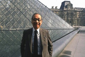 貝聿銘在他設計建造的盧浮宮金字塔前留影。（圖源：互聯網）