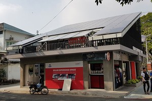 本市多個民戶已安裝屋頂太陽能板以發電。