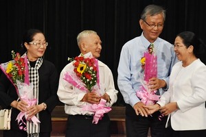 市委副書記武氏蓉（右一）向良好落實“學習與傚法胡志明主席思想、道德與榜樣”運動的典範人物頒獎。