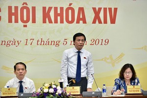 國會秘書長、國會辦公廳主任阮幸福（中）主持新聞發佈會並回答記者提問。（圖源：越雄）