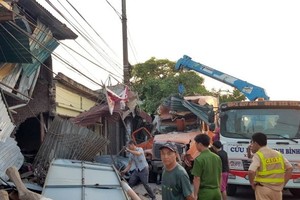 猛烈的撞擊導致4間民房頂部和大門嚴重損壞，外邊圍牆倒塌，放在屋前的多件用品被撞飛而損壞。（圖源：陳強）