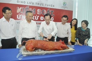 與會代表共同品嚐燒肉。（圖源：高昇）