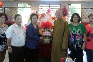 劉金華主席(左三)向釋慧功法師贈送禮物祝賀。