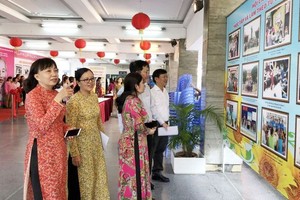 第五郡婦女參觀圖片展。