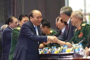 政府總理阮春福與各代表交流。（圖源：Chinhphu.vn）