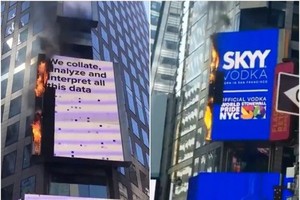 時代廣場一個電子廣告牌突然起火。（圖源：互聯網）