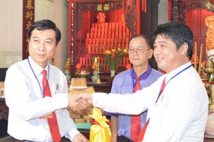 陳浩永理事長(左)接領上屆理 事長陳金泉移交的宗祠印章。