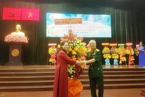 市委副書記、市人民議會主席阮氏麗(左)向潘克禧少將送鮮花祝賀。（圖源：懷南）