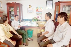 新富郡西盛坊第一街區黨支部開會進行黨員檢討。