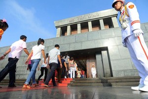 昨(19)日，胡志明主席陵管委會已迎接1萬零788人次參觀胡伯伯陵，其中有1149外國遊客人次。（圖源：互聯網）