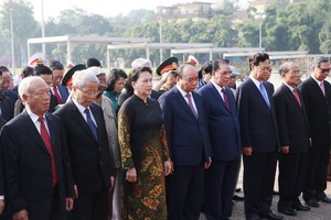 黨中央執行委員會、國家主席、國會、政府、越南祖國陣線中央委員會代表團昨(19)日上午前往晉謁胡志明主席陵與敬獻鮮花。（圖源：越通社）