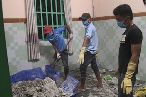 當灌滿水泥的大型橡膠桶被打破後驚現腐爛一具屍體。（圖源：德玉）