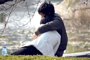 年輕人公然在公共場所秀恩愛。（示意圖）