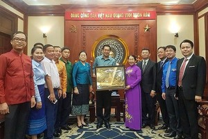 老撾人民革命青年團向本市市委領導贈送紀念品。（圖源：淮南）