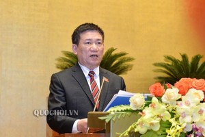 國家審計署署長胡德福向國會闡述關於肅貪的最新報告。（圖源：Quochoi.vn）