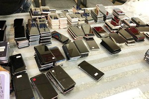 被海關扣留估值約30 億元的走私手機。（圖源：阮輝）