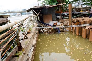 本市制定應對河岸坍塌隱患計劃。圖為第二郡沿西貢河岸的堤壩一處遭坍塌現象。（圖源：互聯網）