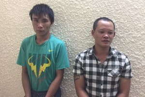 涉嫌搶劫犯罪的2名嫌疑人鄧友林（左）和楊文新。（圖源：夏玲）