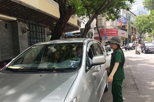 一名市青年突擊隊員指引司機在第一郡吳德計街停車。