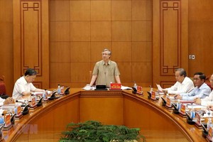 黨中央政治局委員、黨中央書記處常務書記、指委會副主任陳國旺(中)主持會議並發表講話。（圖源：越通社）