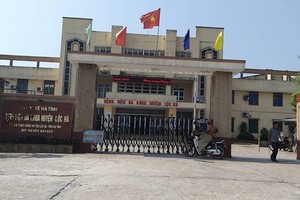 醫生證實患者在送進醫院前已死亡。圖為河靖省祿河縣全科醫院大門。（圖源：范德）