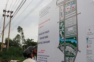 民眾正查看平政縣某居民區的規劃資訊。