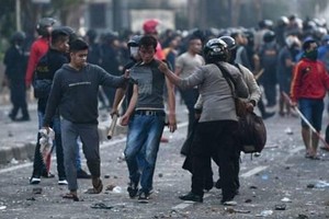 印尼大選結果公佈後，雅加達爆發大規模示威活動。圖為抗議者被拘留。（圖源：互聯網）