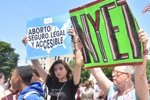 抗議者舉著寫有“保護安全、合法墮胎”、“我的身體我做主”、“墮胎是人權”等標語的牌子，高喊“解除禁令”。（圖源：互聯網）