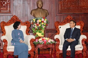 中央民運部長張氏梅(左)與老撾建國陣線中央委員會主席賽頌蓬‧豐威漢舉行會談。（圖源：人民報）