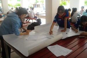 市師範大學中文系大學生每年都參加“為高考接 力”活動。