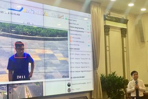 新聞與傳播廳副廳長黎國強介紹識別人臉的監控攝像頭系統。