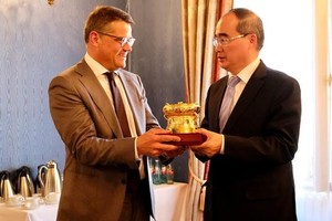 市委書記阮善仁(右)向黑森州議會主席 鮑里斯‧萊茵贈送紀念品。（圖源：喬峰）