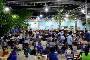 不少酒肆都座無虛席。