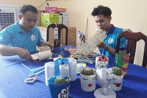 年輕人利用塑料垃圾製造用品。（圖源：芳芳）