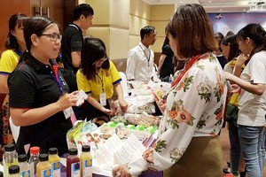 台商向越南便利店代表介紹產品。