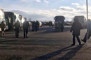 在紅十字國際委員會的幫助下，烏克蘭衝突雙方交換了300餘名戰俘。（圖源： 紅十字國際委員會）